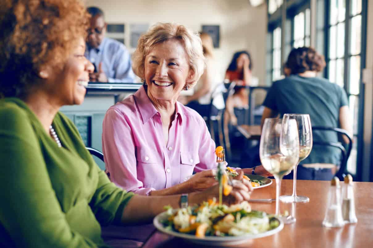 Frau Restaurant Hörverlust