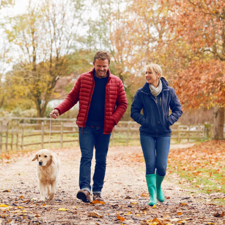 Paar und Hund spazieren