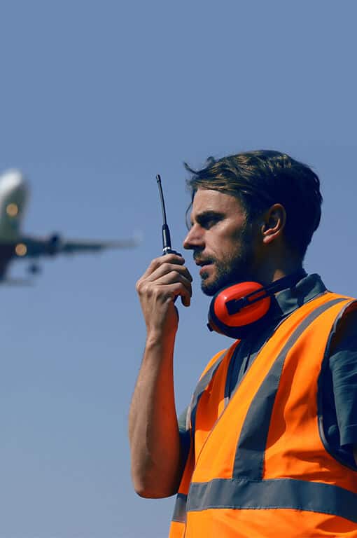 Hörgeräte Mann Flugzeug