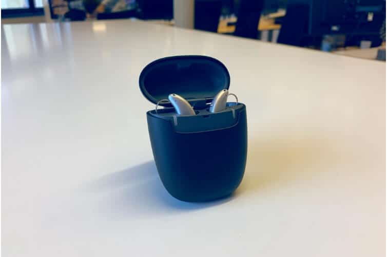 Schwarzes Hörgeräte-Case zum Aufladen von audibene