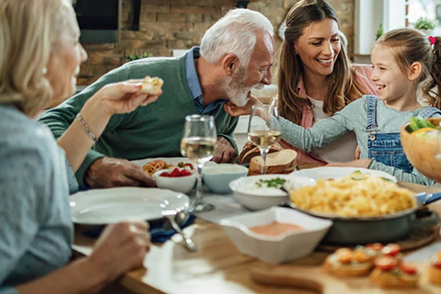 Qualitytime mit Hörgeräten genießen - Familie beim Essen