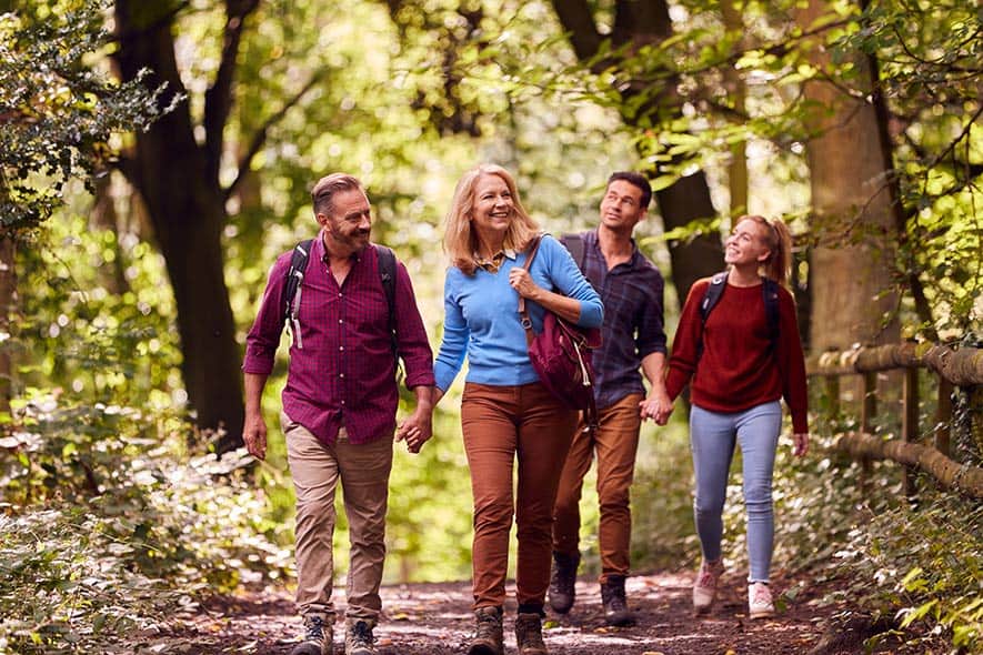 Mit Hörgeräten wird der Waldspaziergang zum Genuss