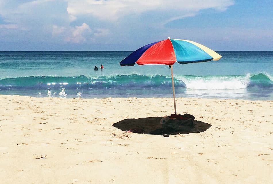 Urlaub mit Hörgeräten von audibene_Headerbild mobile am Strand