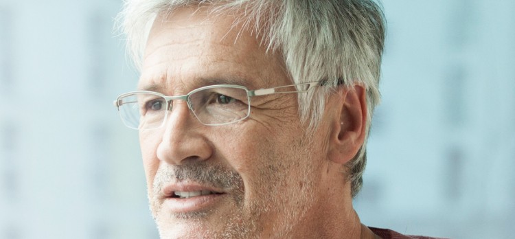 Mann trägt Im-Ohr-Hörgerät