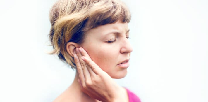 Frauen mit Ohrenschmerzen