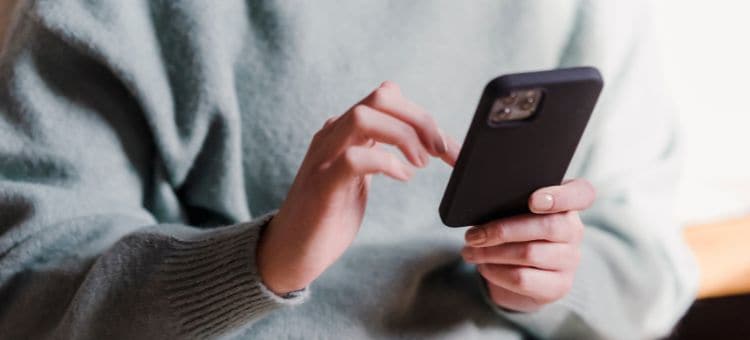 frau nimmt kontakt mit smartphone auf