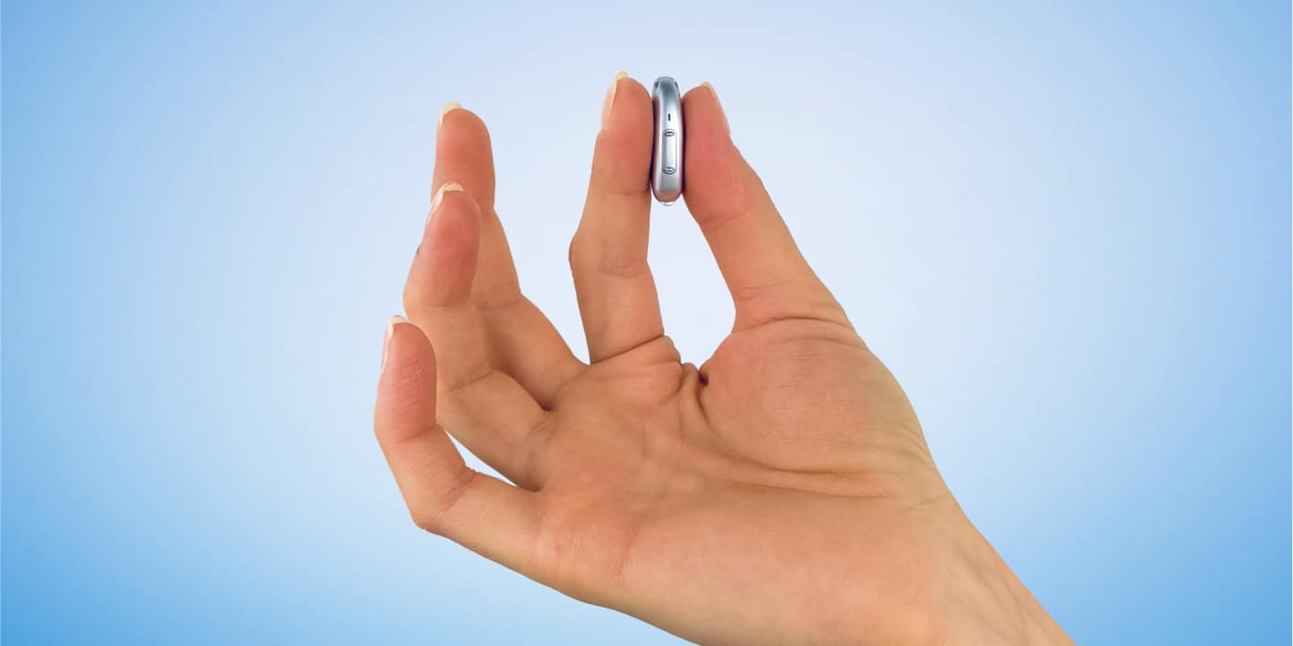 mini hörgerät zwischen den fingern