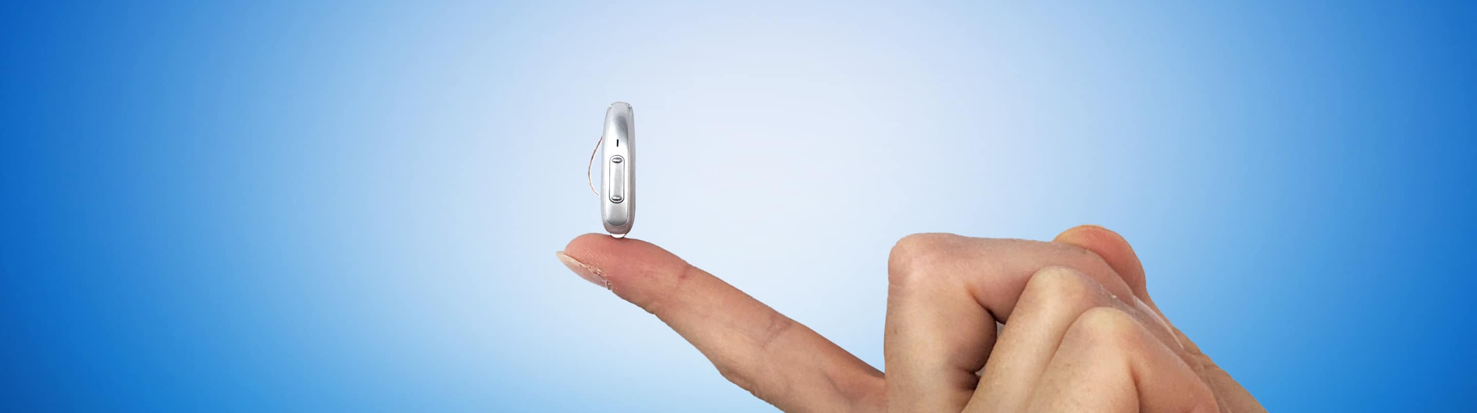mini-hoergeraet auf fingerkuppe