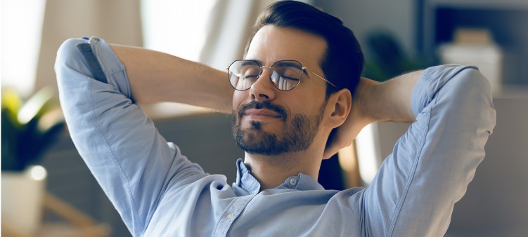 junger mann entspannt mit tinnitus noiser