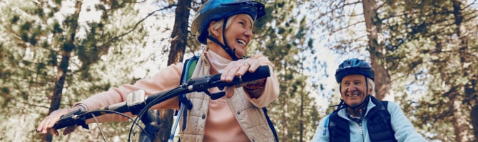 ehepaar auf fahrradtour mit hörgerät