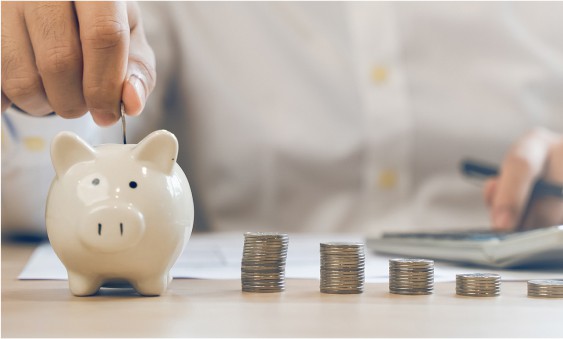 mann spart geld durch kostenlose hörgeräte