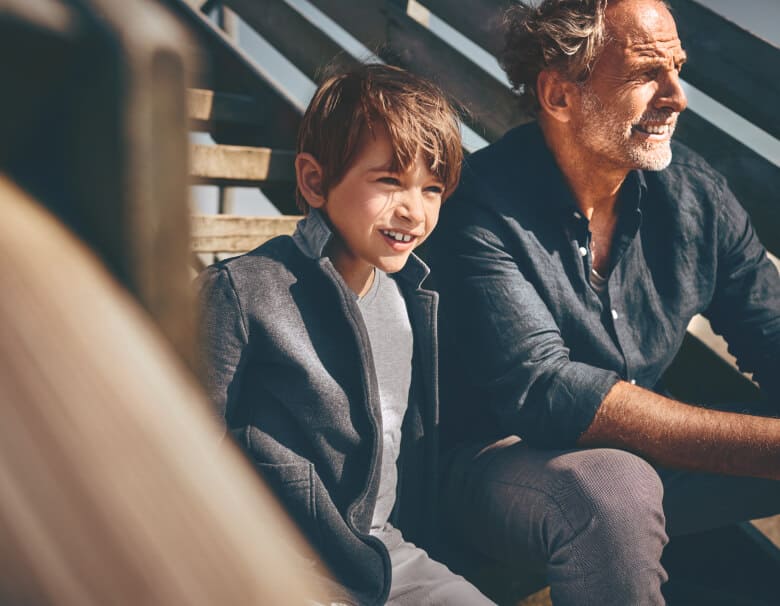 https://www.audibene.de/wp-content/uploads/sites/2/2023/03/mann-enkel-hoergeraet.jpeg
