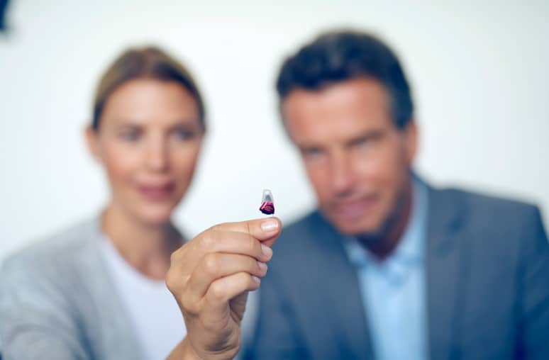 kunde testet hörgeräte beim akustiker