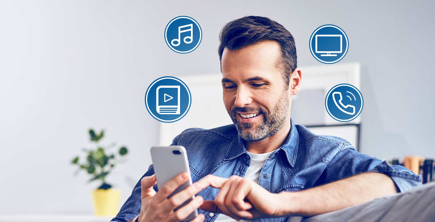 mann mit bluetooth hörgerät