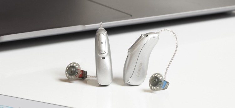 phonak audeo v hörgerät auf einem schreibtisch