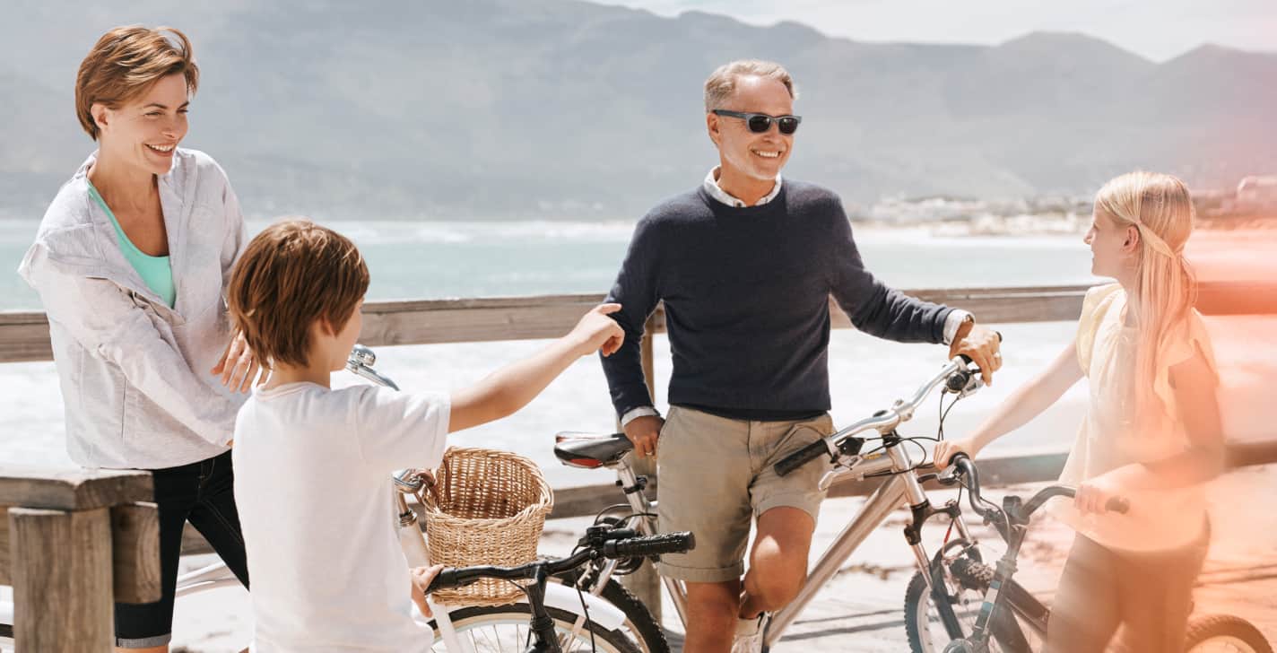 mann trägt signia hörgeräte im urlaub