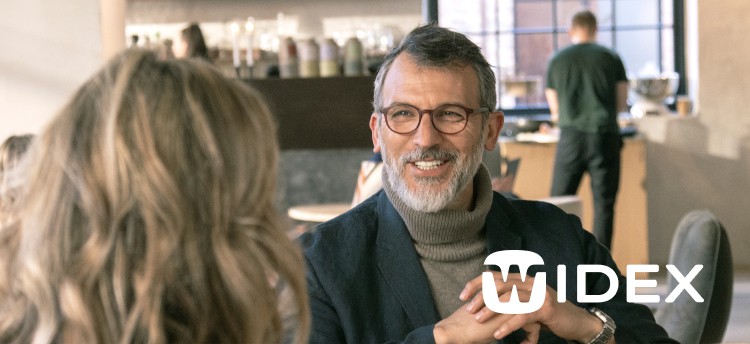 mann trägt widex hörgeräte