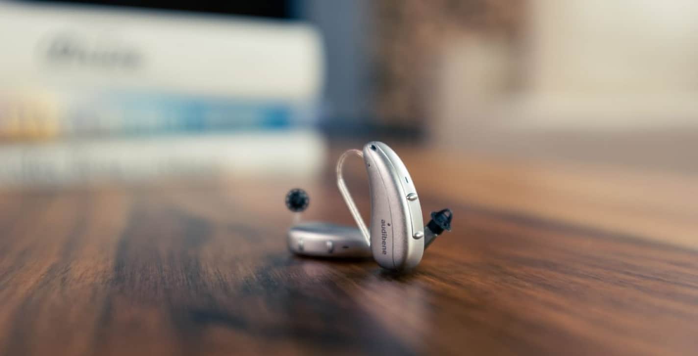 silbernes audibene go hörgerät im test