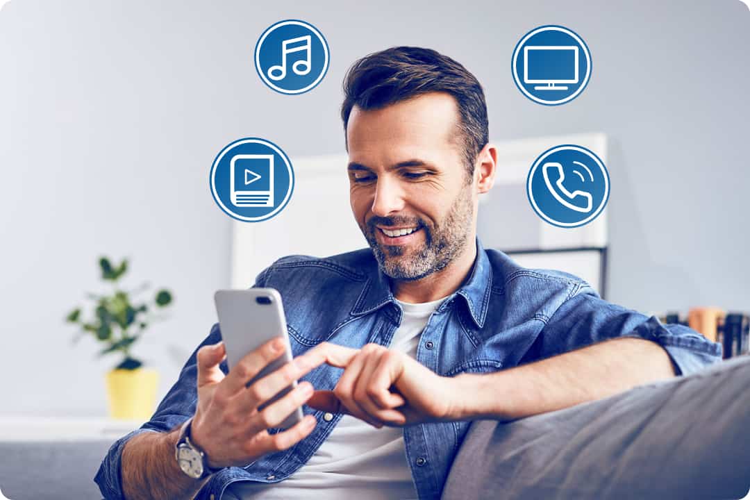 mann mit bluetooth hörgerät