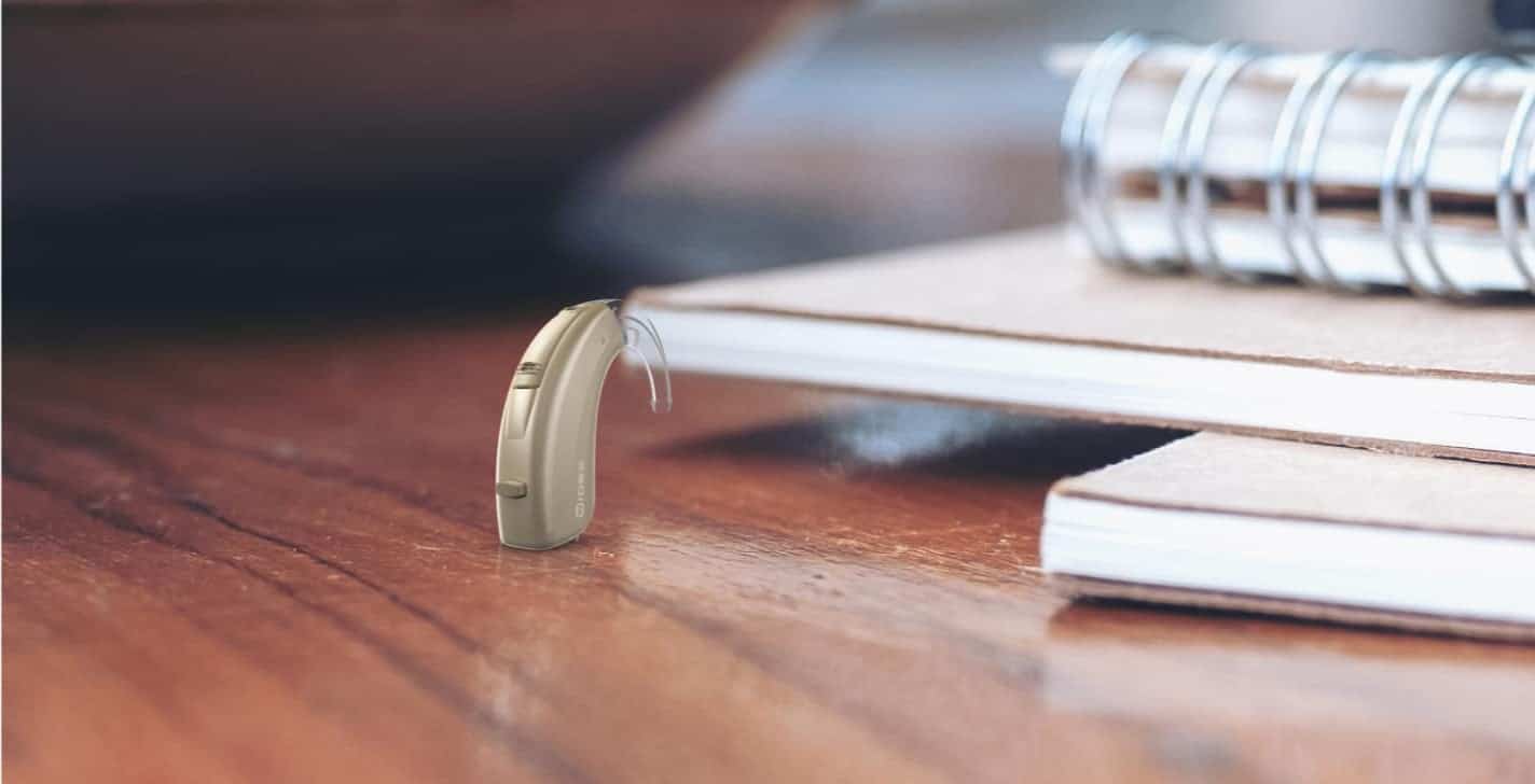 widex magnify hörgerät auf schreibtisch