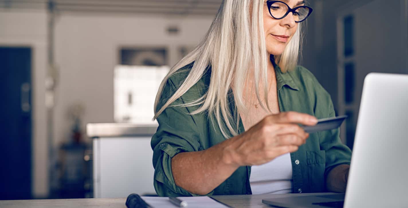 frau bestellt hörgeräte online