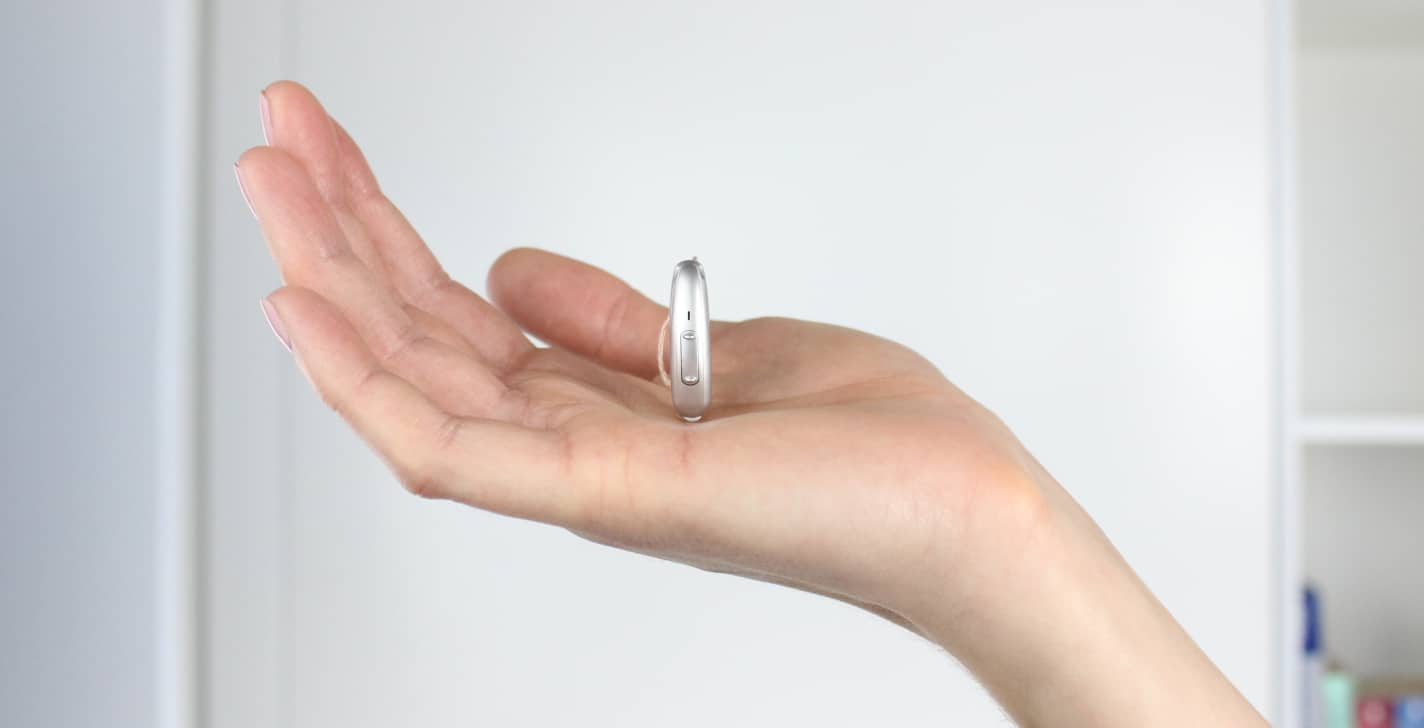 mini-hörgerät auf hand