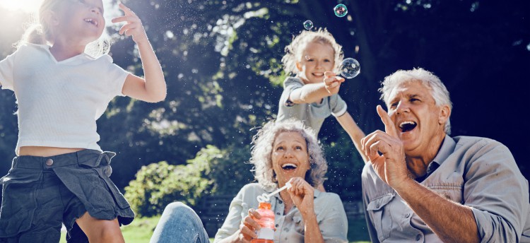 senioren mit hörgeräten beim spielen mit ihren enkelkindern