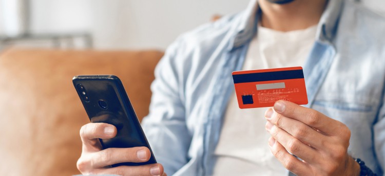mann kauft hörgeräte online