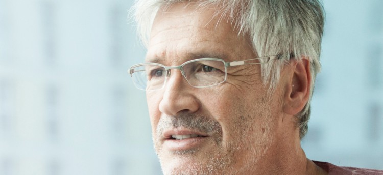 mann mit im ohr hoergeraet