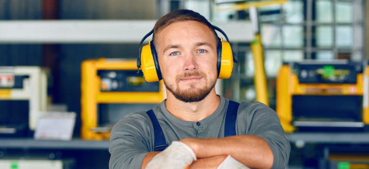 arbeiter trägt gehörschutz