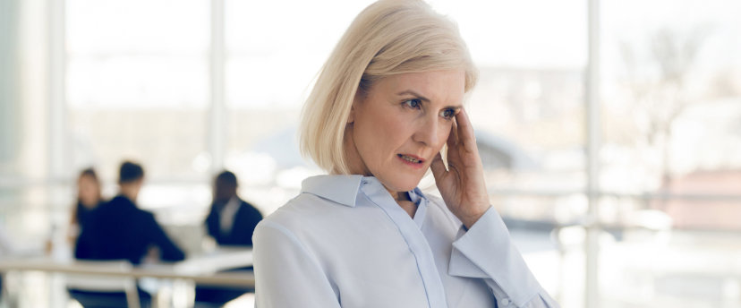 frau mit hörverlust im büro