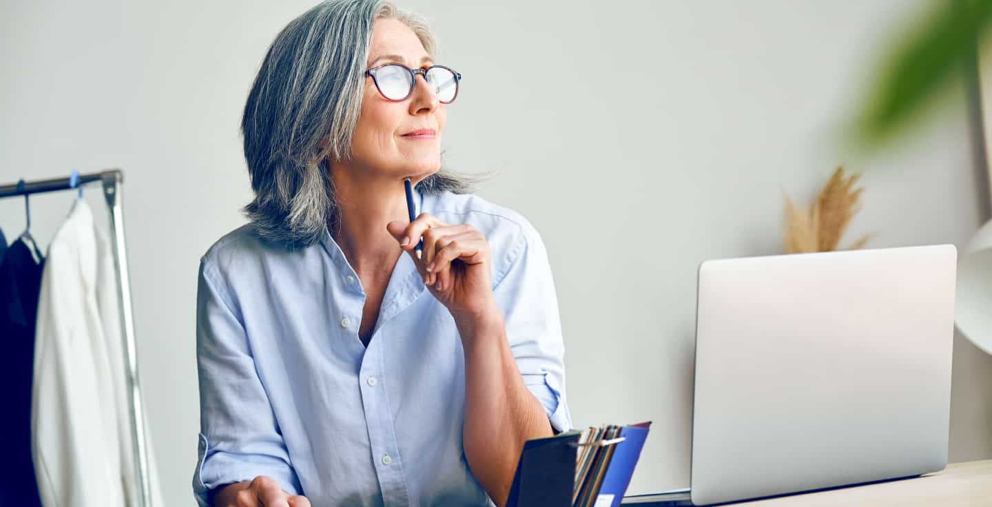 frau auf der arbeit mit hörverlust