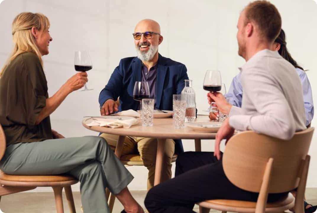 mann mit signia styletto hörgerät im restaurant