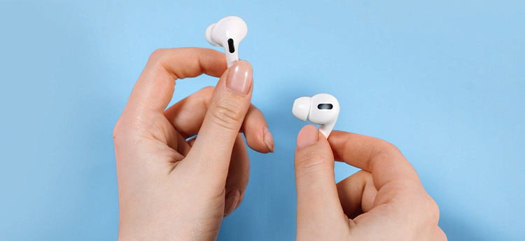 frau hält apple airpods