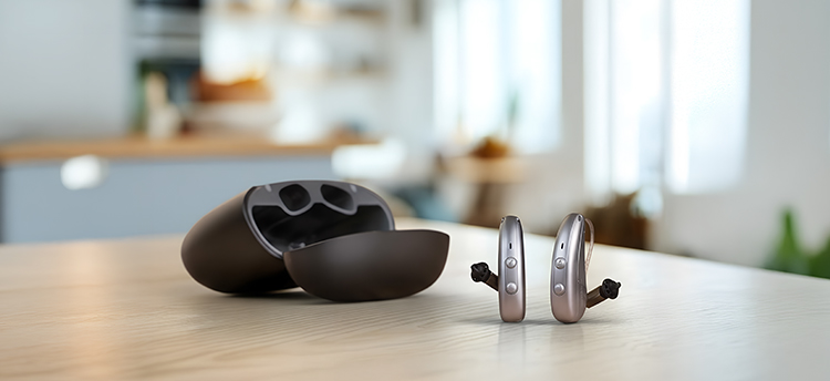 Hoergeraet BTE audibene go IX steht auf Küchentisch