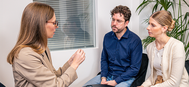 Akustiker erklärt Vorteile von Hoergeraeten