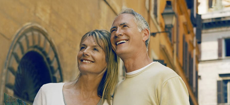 ein glückliches Paar Babyboomer mit Hörgeräten