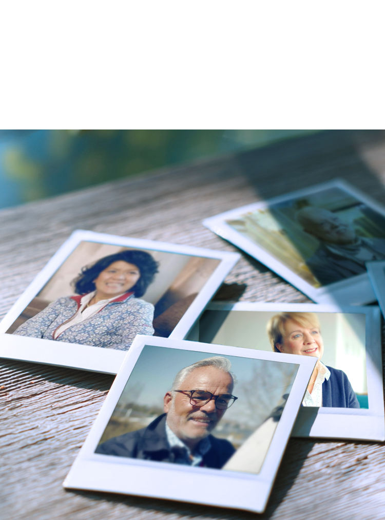 Kundenstimmen Polaroids liegen auf Tisch für mobile